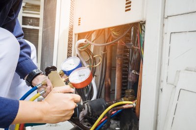 Air conditioning engineer conducting F gas leak testing